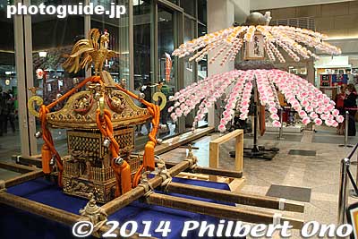 On May 4 during the day, they had children carrying small mikoshi. They also had twirling flower umbrellas called mando 万灯.
Keywords: tokyo fuchu kurayami matsuri festival floats