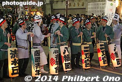 Each mikoshi was led by paper lantern bearers.
Keywords: tokyo fuchu kurayami matsuri festival