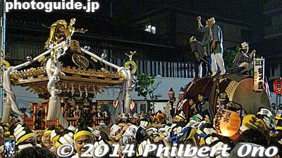 Kurayami Matsuri: The mikoshi would spend the night at the Otabisho. At 4 am the next morning, they were carried back to the shrine by 7:30 am.
Keywords: tokyo fuchu kurayami matsuri festival mikoshi portable shrine matsuri5