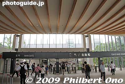 Entrance to Tokyo Racecourse. Admission is only ¥200.
Keywords: tokyo fuchu race course horse racing