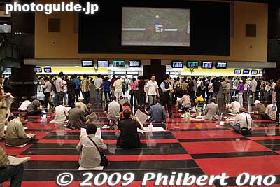 You can also watch the race inside on a large monitor.
Keywords: tokyo fuchu race course horse racing 