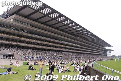Fuji View Stand, so named because Mt. Fuji can be seen on clear days.
Keywords: tokyo fuchu race course horse racing 