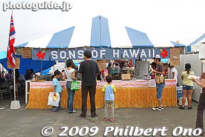 One food booth was "Sons of Hawaii," run by people from Hawaii. Maybe they should change their name to "Sons and Daughters of Hawaii" cuz I saw mostly daughters. BBQ pork sticks and cupcakes. How come neva have Haw'n food??
Kalua pig, poi, lomi-lomi salmon, and haupia. C'mon guys, bring out da real Hawaiian food. (If you guys really from HI.)
Keywords: tokyo fussa yokota united states usa air base force military japanese-american japan america friendship festival