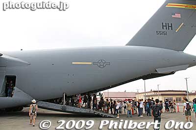 We could also enter the C-17 Globemaster III from the rear.
Keywords: tokyo fussa yokota united states usa air base force military japanese-american japan america friendship festival airplanes jets aircraft 