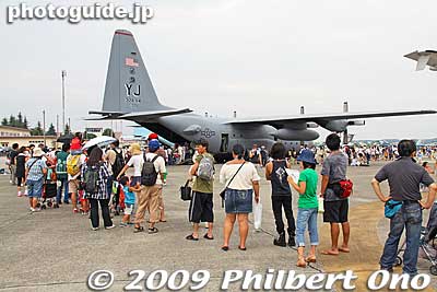 A long line to enter the C-130 Hercules plane.
Keywords: tokyo fussa yokota united states usa air base force military japanese-american japan america friendship festival airplanes jets aircraft 