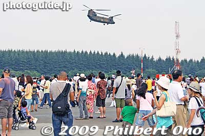 Chinook helicopter up and away.
Keywords: tokyo fussa yokota united states usa air base force military japanese-american japan america friendship festival airplanes jets aircraft 