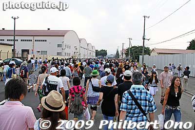 Crowd going home. This was around 4:30 pm. There were still people entering the base, probably for the fireworks later in the evening. But I went on to Mitaka to see the [url=http://photoguide.jp/pix/thumbnails.php?album=763]Awa Odori.[/url]
Keywords: tokyo fussa yokota united states usa air base force military japanese-american japan america friendship festival 