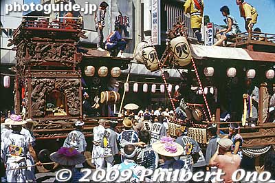 From the Edo Period, the festival was originally held by two local shrines, the Hachiman Yakumo Shrine and Taga Shrine. Both shrines are still involved, but today the festival is more of a community event organized by a large group of local organizations.
Keywords: tokyo hachioji matsuri festival floats 