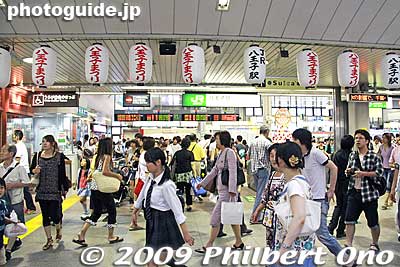 JR Hachioji Station is decorated with Hachioji Matsuri paper lanterns. The station also had a festival information booth where you could obtain free festival maps/pamphlets and information (in Jaoanese).
Keywords: tokyo hachioji matsuri festival floats 