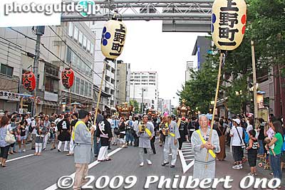On the Koshu Kaido main road, they started a mikoshi (portable shrine) procession from 5 pm on the third day.
Keywords: tokyo hachioji matsuri festival floats mikoshi portable shrine 