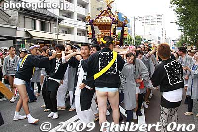 Mikoshi bearers
Keywords: tokyo hachioji matsuri festival floats mikoshi portable shrine 