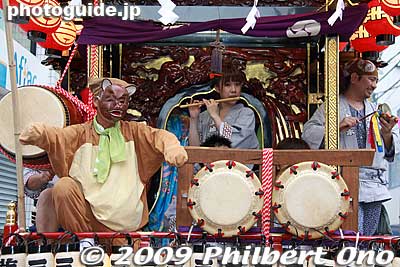 The floats have a masked person dancing as a fox, etc. They are messengers of the gods.
Keywords: tokyo hachioji matsuri festival floats 