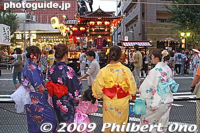 Women in yukata watching the Hachioji Matsuri.
Keywords: tokyo hachioji matsuri8 festival floats 