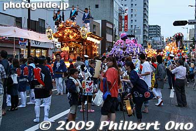 They pulled the floats up and down the main road.
Keywords: tokyo hachioji matsuri festival floats 