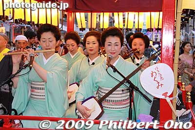 Geisha-like musicians, playing the samisen.
Keywords: tokyo hachioji matsuri festival floats 