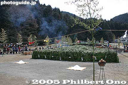The name of the festival is "Hiwatari," literally meaning fire crossing. They make a big fire, then allow people to walk over the embers. This is the centerpiece of the festival, a pile of cypress tree branches to be burned.
Keywords: tokyo hachioji mt. takao fire festival hiwatari matsuri