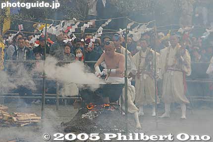 This priest splashed the boiling contents of this pot over himself.
Keywords: tokyo hachioji mt. takao fire festival hiwatari matsuritokyo hachioji mt. takao fire festival hiwatari matsuri