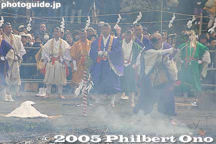 Blessing the path
Keywords: tokyo hachioji mt. takao fire festival hiwatari matsuri priests