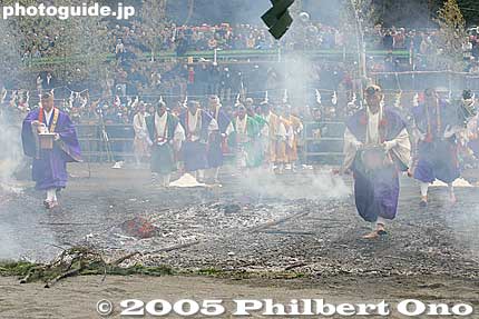 First the priests walked on the fire.
Keywords: tokyo hachioji mt. takao fire festival hiwatari matsuri