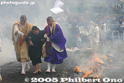 After the priests, the general public is invited to stand in line and cross the fire for free.
Keywords: tokyo hachioji mt. takao fire festival hiwatari