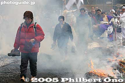 I always wondered how hot it was to walk on the fire, so this time I decided to walk over the fire just to see how much heat my feet could bear. Also see the [url=http://www.youtube.com/watch?v=uzVAp8GS5SE]video at YouTube[/url].
Keywords: tokyo hachioji mt. takao fire festival hiwatari matsuri