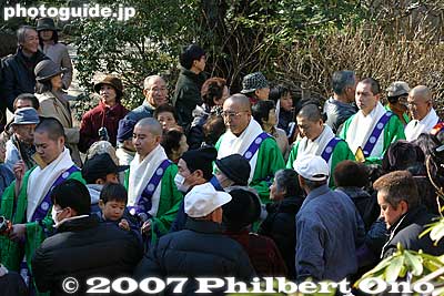 Priests in setsubun procession within the temple grounds.
Keywords: tokyo hino takahata fudoson kongoji Buddhist temple shingon-shu sect setsubun bean throwing mamemaki