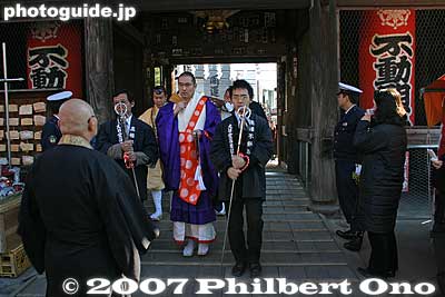Priests in setsubun procession coming through Niomon Gate
Keywords: tokyo hino takahata fudoson kongoji Buddhist temple shingon-shu sect setsubun bean throwing priests