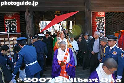 Temple priest
Keywords: tokyo hino takahata fudoson kongoji Buddhist temple shingon-shu sect setsubun bean throwing priests