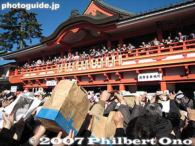 Start of setsubun bean throwing (mamemaki) by minor celebrities. 豆まき
Keywords: tokyo hino takahata fudoson kongoji Buddhist temple shingon-shu sect setsubun bean throwing mamemaki