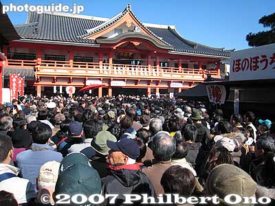 Crowd waits for another bean-throwing session
Keywords: tokyo hino takahata fudoson kongoji Buddhist temple shingon-shu sect setsubun bean throwing mamemaki