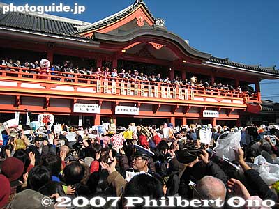 People crowd in front of the Horinkaku
Keywords: tokyo hino takahata fudoson kongoji Buddhist temple shingon-shu sect setsubun bean throwing mamemaki