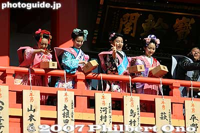 Throw the beans farther!
Keywords: tokyo hino takahata fudoson kongoji Buddhist temple shingon-shu sect setsubun bean throwing matsuri2 mamemaki kimono women