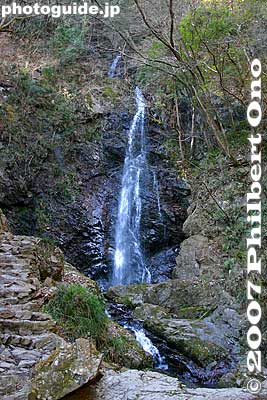 There it is. Notice the smaller falls at the top.
Keywords: tokyo hinohara-mura village hossawa waterfall