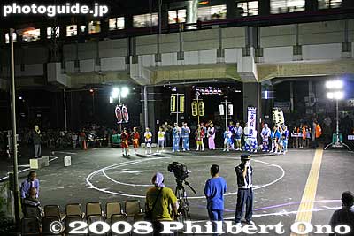 The 7th Imagi Awa Odori Dance festival was held on Sept. 6, 2008, the first Sat. in Sept. One dance venue was here, in front of Keio Yomiuriland Station. There was a ring and the train tracks in the background.
Keywords: tokyo inagi awa odori dance matsuri festival women dancers kimono