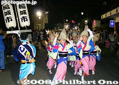 Odo-ren on Land-eki Kita-dori road
Keywords: tokyo inagi awa odori dance matsuri festival women dancers kimono