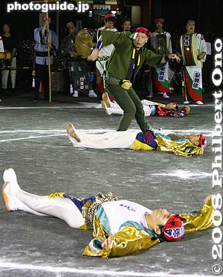 Edo Kabuki-ren had a humorous number with a man flying three "kites."
Keywords: tokyo inagi awa odori dance matsuri festival
