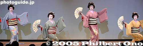 Eight Views of Tatsumi (巽八景）
The second number was about the Tatsumi and Monzen-nakacho (Fukagawa) district in Koto Ward, Tokyo. The dance reflects the chic and bravado of the area (in the old days) which was one of Tokyo's gay quarters with geisha as well.
Keywords: kagurazaka geisha, shinjuku, tokyo