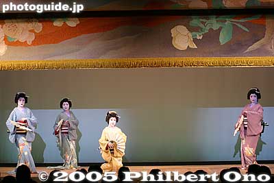 Closing curtain
Keywords: kagurazaka geisha, shinjuku, tokyo