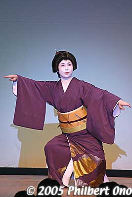 Mt. Fuji and Mt. Asama（富士や浅間）. Solo dance by a geisha named Mari（万り）.
Keywords: tokyo shinjuku kagurazaka geisha dance
