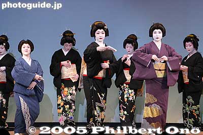Towel throwing
During the finale, the geisha started throwing hand towels to the audience.
Keywords: kagurazaka geisha, shinjuku, tokyo
