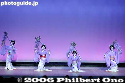 Part 1 - Edo Scenes (江戸風情): 1. Fuji Murasaki (Purple Wisteria) 藤むらさき
Dancers: 小奴、千佳、由良子、舞子
Keywords: tokyo kagurazaka geisha dance odori wisteria