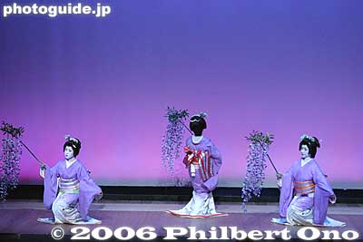 1. Fuji Murasaki (Purple Wisteria)
Keywords: tokyo kagurazaka geisha dance odori wisteria