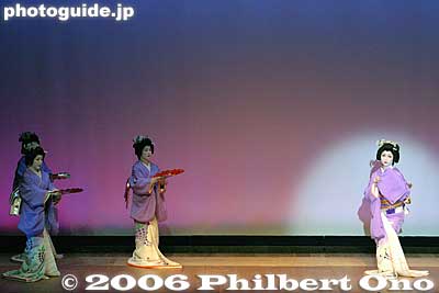 1. Fuji Murasaki (Purple Wisteria)
Keywords: tokyo kagurazaka geisha dance odori