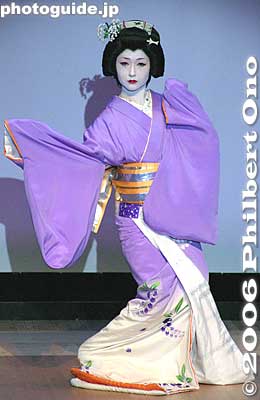 1. Fuji Murasaki (Purple Wisteria)
Dancer's name is Maiko 舞子
Keywords: tokyo kagurazaka geisha dance odori japangeisha kimonobijin
