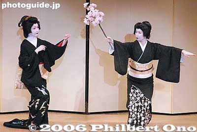 4. Sakura Kazashite 桜かざして
Dancers: 舞子、万り (Maiko and Mari)
Keywords: tokyo kagurazaka geisha dance odori