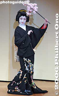 4. Sakura Kazashite 桜かざして
Dancer  舞子 (Maiko)
Keywords: tokyo kagurazaka geisha dance odori japangeisha