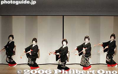 6. Hahha Kudoki ハッハくどき
Keywords: tokyo kagurazaka geisha dance odori