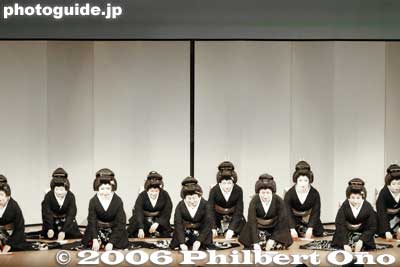 7. Sawagi さわぎ
The finale where all the geisha appear on stage.
Keywords: tokyo kagurazaka geisha dance odori