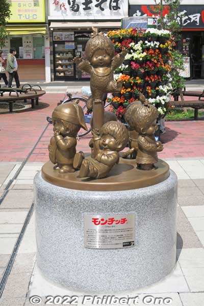 Another Monchicchi monument with seven smaller Monchicchi. These Monchicchi monuments are a good spot to meetup with friends at Shin-Koiwa Station. モンチッチ この指とまれ像
Keywords: tokyo katsushika shin-koiwa Monchicchi