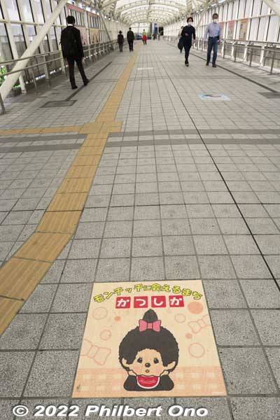 Skydeck Tatsumi pedestrian walkway to the bus stops is decorated with Monchicchi. スカイデッキたつみ 
Keywords: tokyo katsushika shin-koiwa Monchicchi